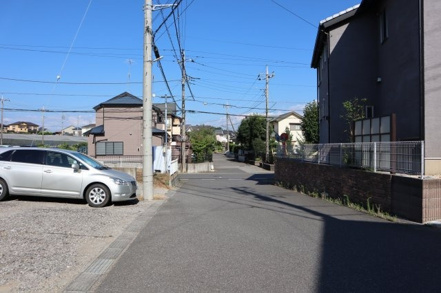 八千代市萱田町　売地　南側６ｍ公道面　建築条件なし　約５０．４坪の前面道路含む現地写真