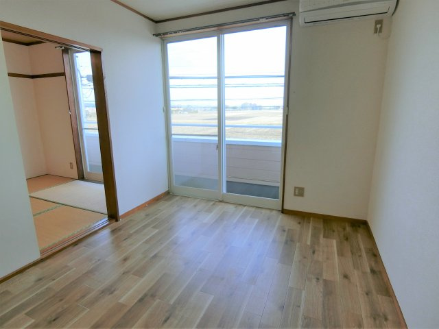 ハイツ横芝の洋室