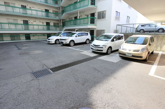 歌敷山ダイヤハイツの駐車場