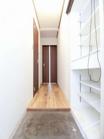 田中アパートの玄関|明るい玄関です