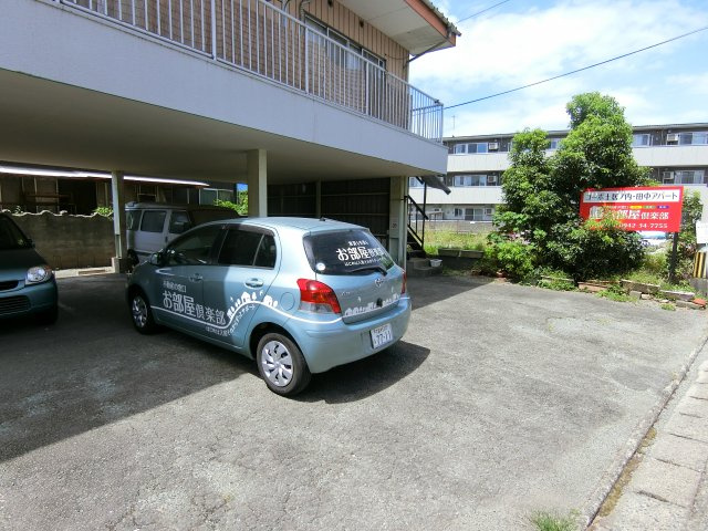 田中アパートの駐車場|駐車場に車を止められます