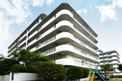 【外観】 | 高殿スカイハイツ | ■角部屋のため日当たりがよく、
開放感があります
