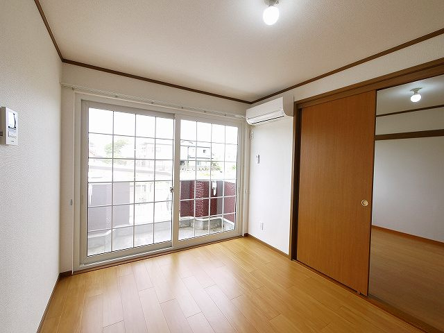グレイスコートの洋室|おしゃれな居間です