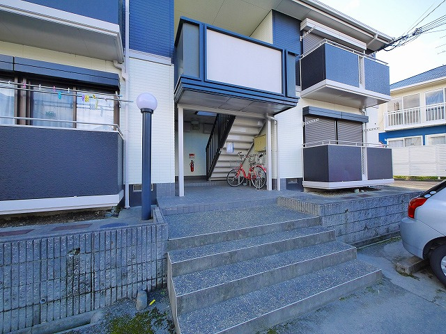 ディアスＡ・Ｂの周辺|落ち着いた雰囲気のアパート入口付近です