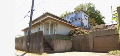 【外観】 | 比企郡吉見町長谷～中古戸建～ | 長閑な住宅地、車庫付き