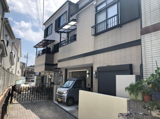 【外観】 | 5LDK/　１階部分に屋根付き車庫付