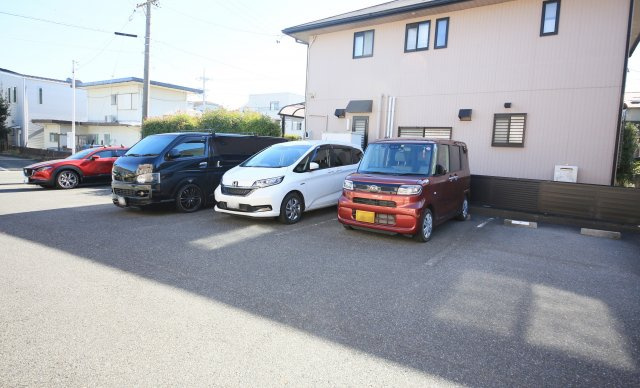 ミールム iの駐車場