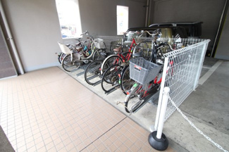 【その他共用部分】 | 屋内で雨風を気にしなくていい駐輪場です。