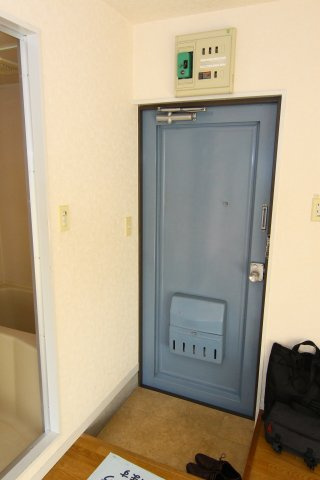 力亭ビルの玄関