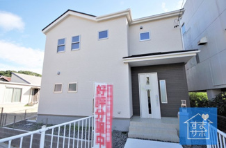 【外観】 | 1号棟　現地（2019年8月）撮影
堂々完成しました！即入居可♪
敷地面積316.83㎡(95.84坪)
駐車なんと4台可能!!※車種によります。