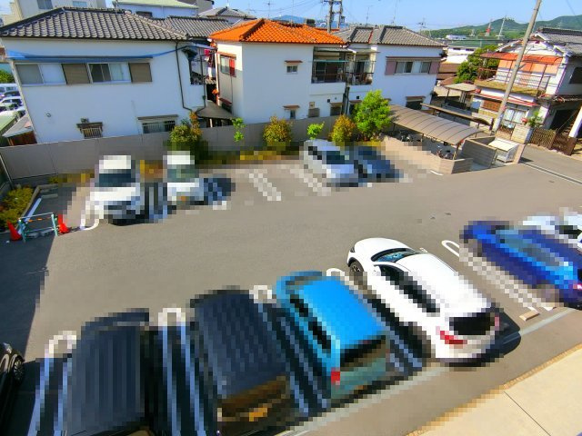 シャルマンの駐車場