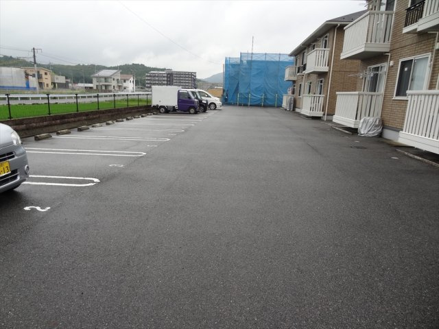 アムール　B棟の駐車場