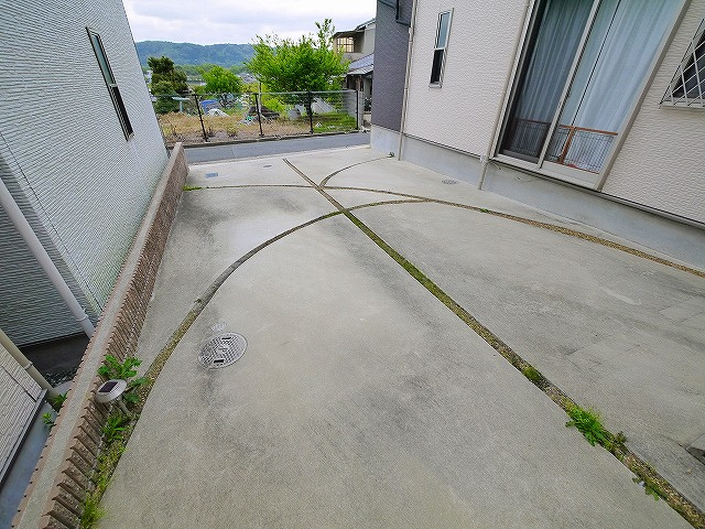 大原一戸建Eの駐車場|車をお持ちの方に嬉しい駐車場付きの物件です
