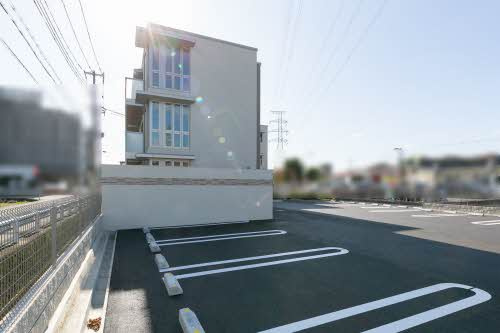 シャーメゾン田寺東の駐車場