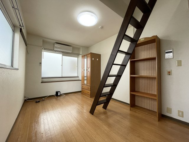 ジュネス武庫川-シェアハウス-の洋室