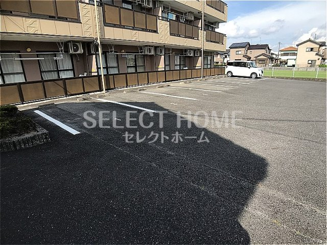【駐車場】 | ウエストヒルズ | 車をお持ちの方に嬉しい駐車場付きの物件です