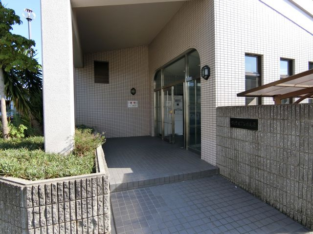 ヴィラ・ビアンカ美原のエントランス