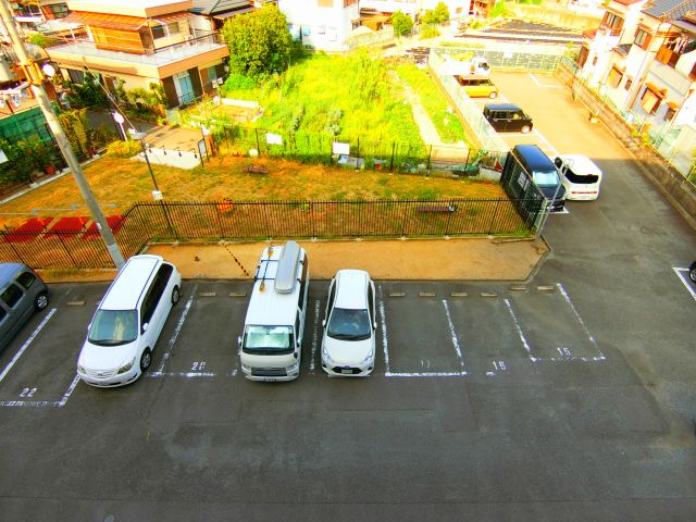 ヴィラ・ビアンカ美原の駐車場