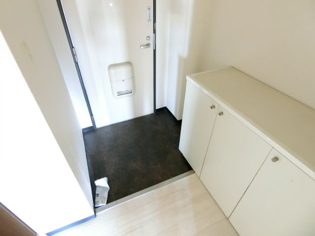 ヴィラ・ビアンカ美原の玄関