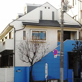 白とブルーの素敵な外観