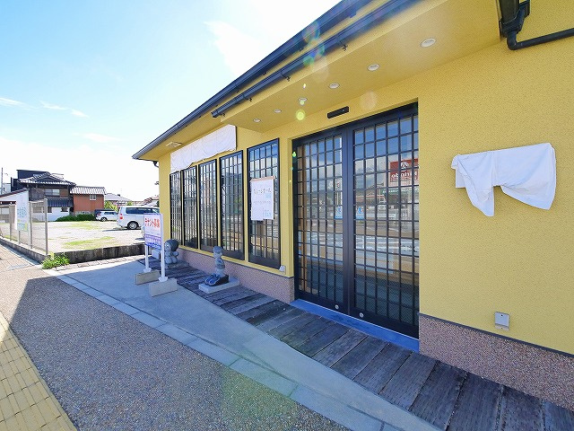 田村店舗のエントランス