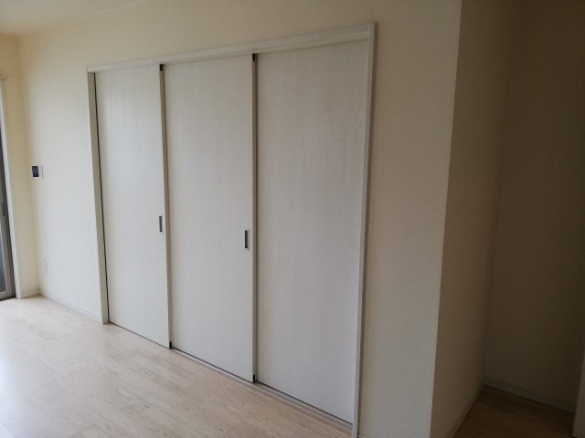 クリエイティブ・カーサ【当社管理物件】の居間・リビング|リビングと洋室の仕切りを閉めた状態