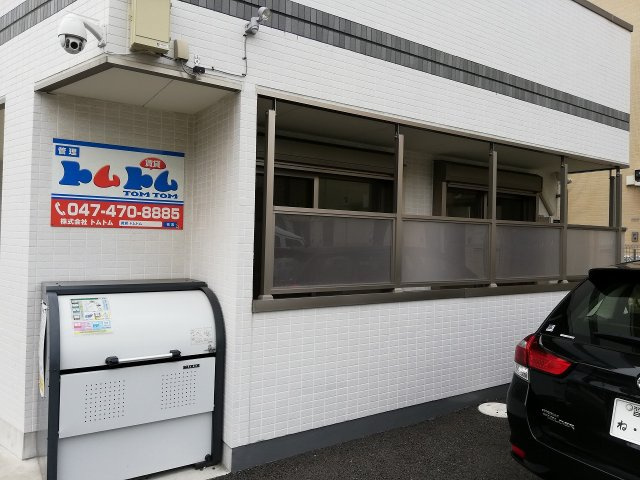 クリエイティブ・カーサ【当社管理物件】のセキュリティ|バルコニーを外から見た様子　目隠し板で目線は気になりません。ゴミ置き上の監視カメラあり。