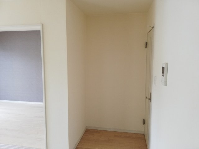 クリエイティブ・カーサ【当社管理物件】の居間・リビング|リビング入口の扉方向