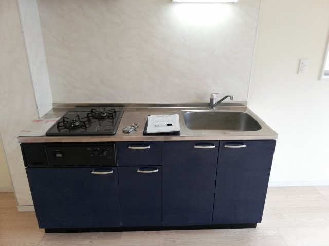 クリエイティブ・カーサ【当社管理物件】のキッチン|キッチン　２口ガスコンロ付き　まな板を置くスペースもあります。