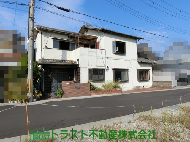 明石市二見町東二見第20　新築戸建の前面道路含む現地写真|解体前です。道路幅は6.3ｍ。向かい側は他社分譲地、建ち並ぶときれいな街になります。
