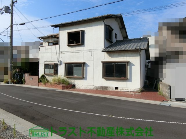 明石市二見町東二見第20　新築戸建の前面道路含む現地写真|解体前です。道路幅は6.3ｍ。間口が広いので大きく見えます。