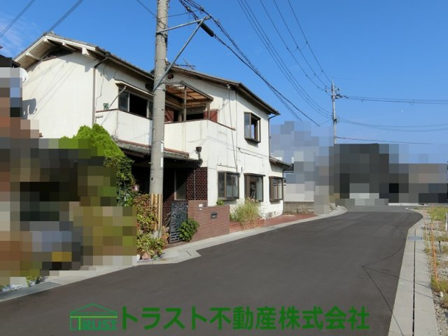 明石市二見町東二見第20　新築戸建の前面道路含む現地写真|解体前です。道路幅は6.3ｍ。日当たり重視の方へおすすめです。