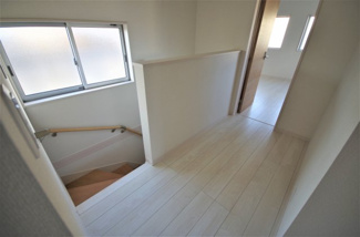 【その他共用部分】 | 3号棟　現地（2020年１月）撮影
２階ホール。階段窓からの明かりと幅のある廊下で、ゆとり感じる空間。