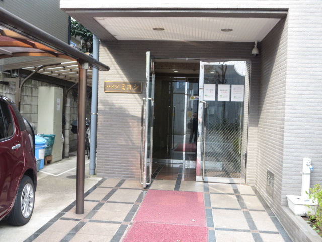 ハイツミヨシのエントランス