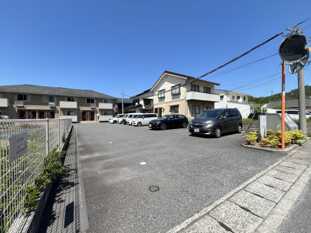 アモールの駐車場
