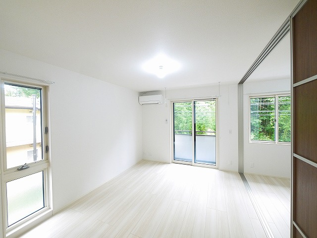 ヴァンベールコートの内装|こちらのリビングで趣味の時間をお楽しみください