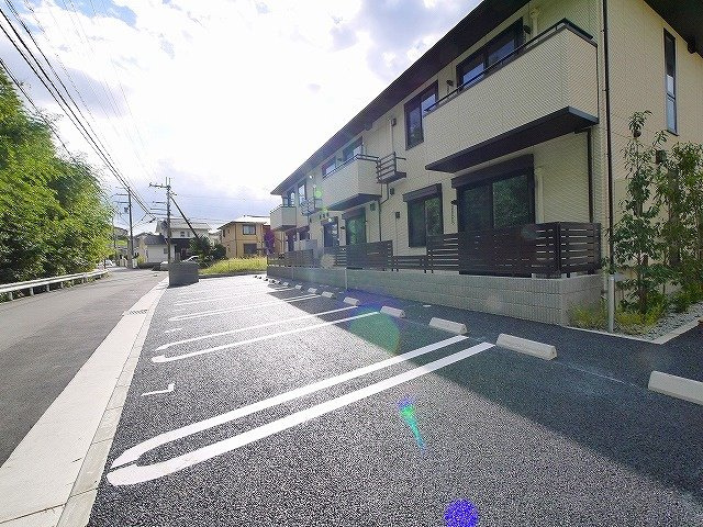 ヴァンベールコートの駐車場|駐車場があるので、車を買う予定の方も安心です