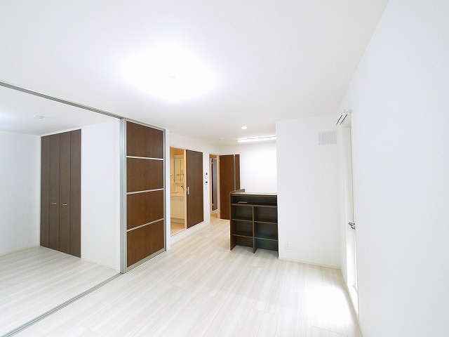 ヴァンベールコートの居間・リビング|こちらのリビングで趣味の時間をお楽しみください