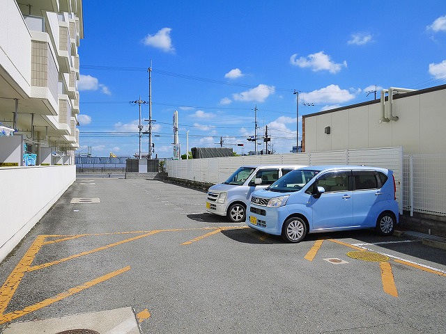 三幸マンションの駐車場|駐車場があるので、車を買う予定の方も安心です
