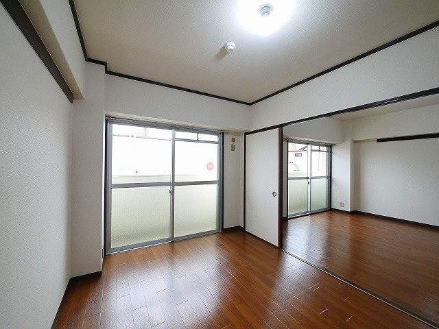 三幸マンションの洋室|広々とした洋室です