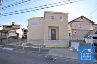 【外観】 | 1号棟　現地（2019年10月）撮影
足場外れました！内装工事中です。
敷地面積188.28㎡（56.95坪）。
駐車2台可能。