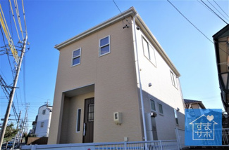 【外観】 | 1号棟　現地（2019年10月）撮影
足場外れました！内装工事中です。
敷地面積188.28㎡（56.95坪）。
駐車2台可能。