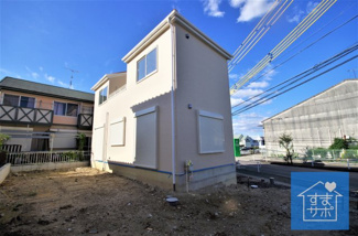 【外観】 | 1号棟　現地（2019年10月）撮影
足場外れました！内装工事中です。
敷地面積188.28㎡（56.95坪）。
駐車2台可能。