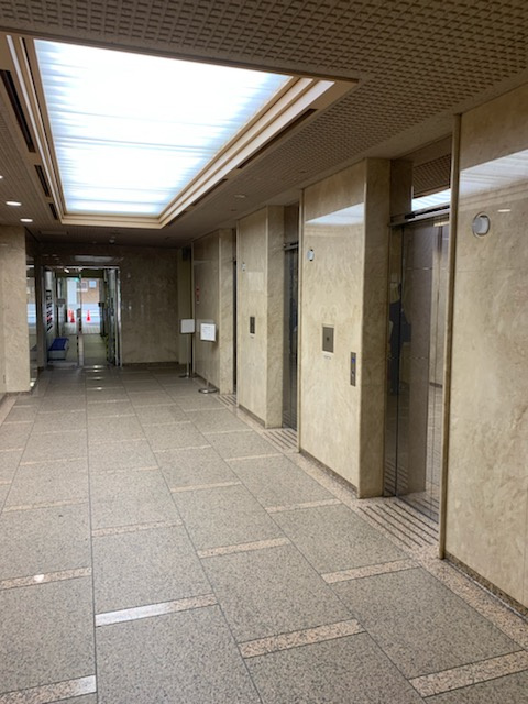関内新井ビルディングのエントランス