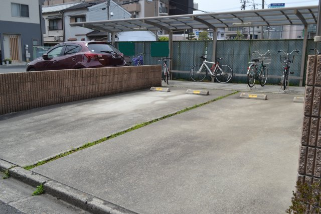 クレメンテカミダＡの駐車場