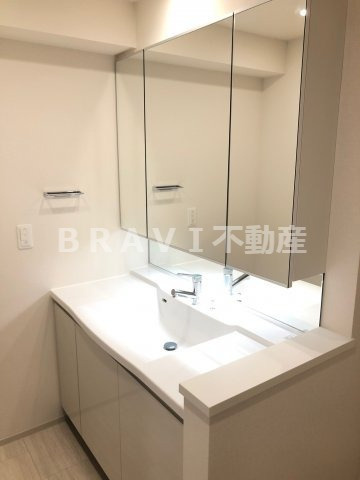 OPUS RESIDENCE SHINSAIBASHI SOUTH　BRAVI不動産の独立洗面台|【オーパスレジデンス心斎橋サウス】独立洗面台で身支度をすべて済ませてしまいましょう