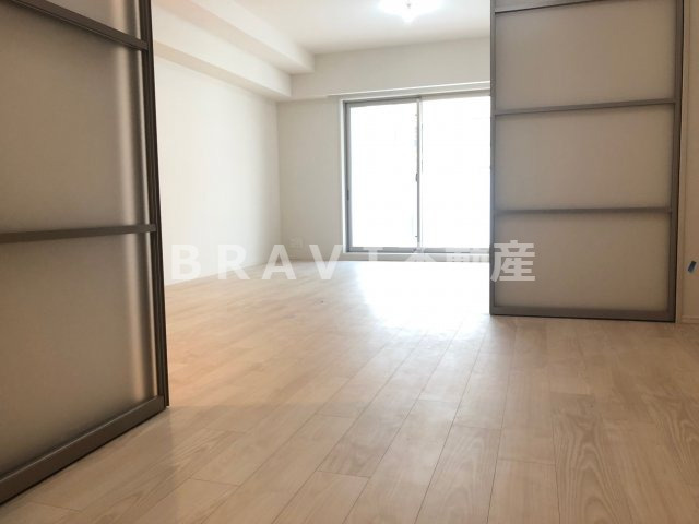 OPUS RESIDENCE SHINSAIBASHI SOUTH　BRAVI不動産の居間・リビング|【オーパスレジデンス心斎橋サウス】ゆったり過ごせるリビングです
