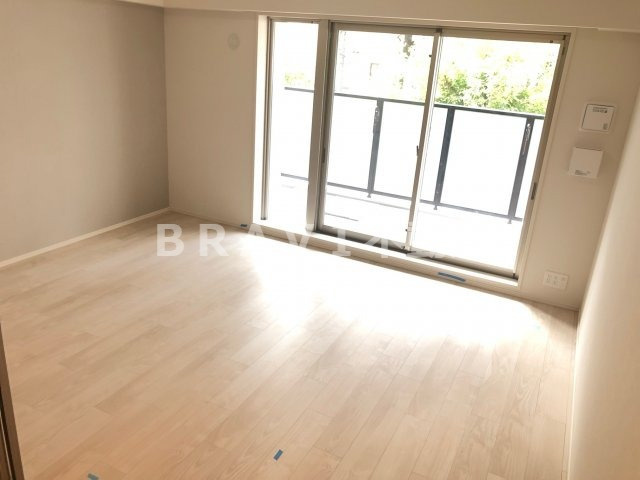 OPUS RESIDENCE SHINSAIBASHI SOUTH　BRAVI不動産の居間・リビング|【オーパスレジデンス心斎橋サウス】ゆったりとしたリビングです