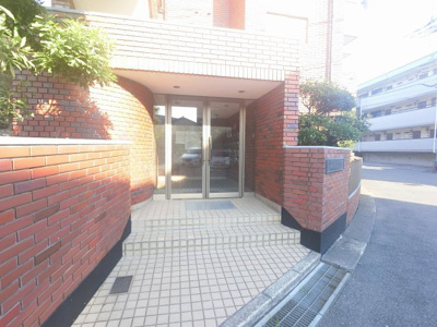 【エントランス】 | グリーンシティ鷺沼第2 | 東急田園都市線「鷺沼」駅徒歩9分！急行停車駅、都心各所へのアクセス良好につき、通勤通学に適しています。また、厚木街道も近いのでお車でのお出掛けにも適しています。