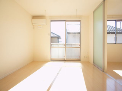 【居間・リビング】 | アリシャA | 快適に過ごせるエアコンと便利な室内物干し付いています♪